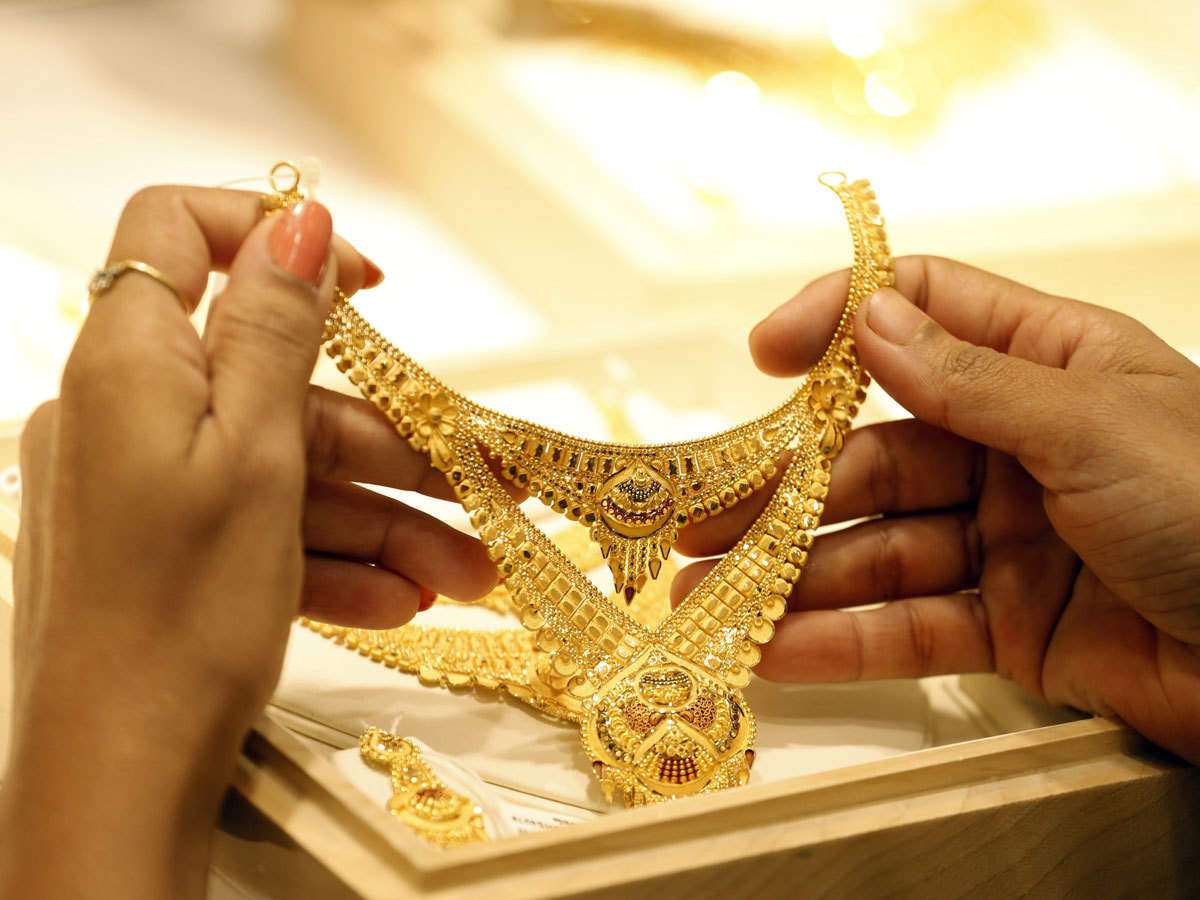 Even after gold is expensive, it is getting around 10 thousand rupees cheaper, buy today only 1