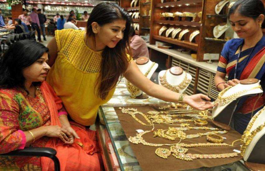 On Dhanteras, people across the country bought gold worth Rs 20 thousand crores, up 33% over last year 1