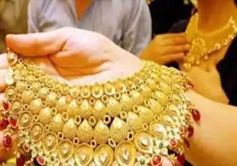 Gold and Silver Price: Gold became cheaper by 12 thousand rupees in 180 days, today the price has come down 1