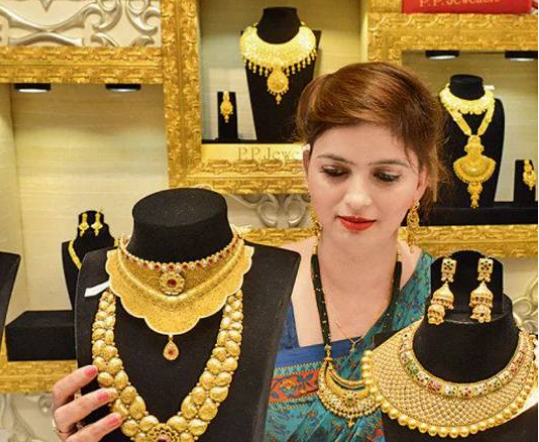 Gold and Silver Rate: Gold fell by Rs 9000 from all-time high, silver also broke 1